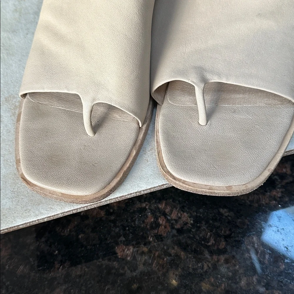 Eileen Fisher Beige Leather Slide Toe-Loop Sandals